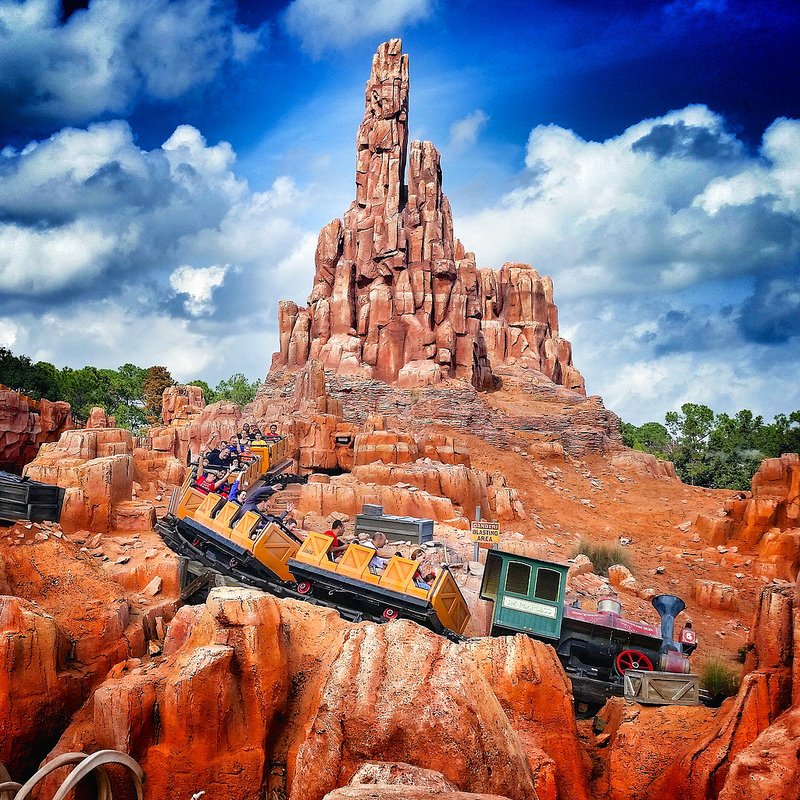 Thunder mountain. Биг Тандер Маунтин. Big Thunder Mountain Railroad. The Roller Coaster in big Thunder Mountain. Big Thunder Mountain Railroad Maps.